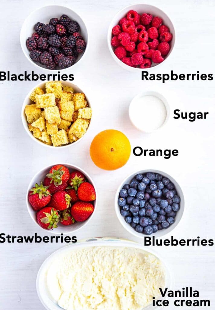 Ingredience, které se použijí k maceraci ovoce a sestavení dezertu s ním.
