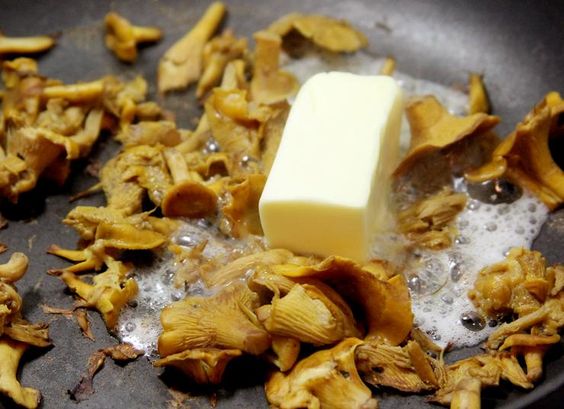 Divoká houba připravovaná na másle se smetanou.