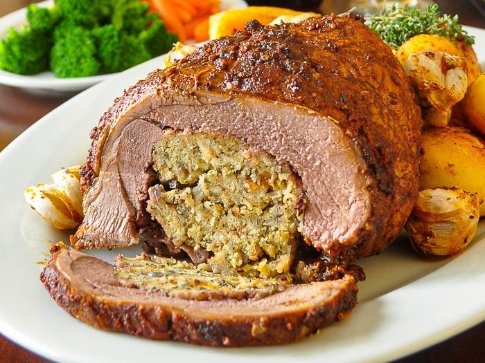 Meat with stuffing prepared from saturejka.