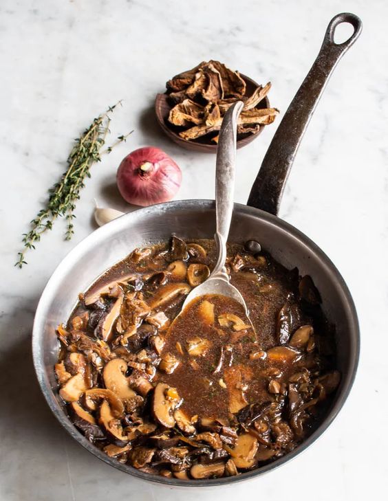 Recipe for brown sauce with dried mushrooms.
