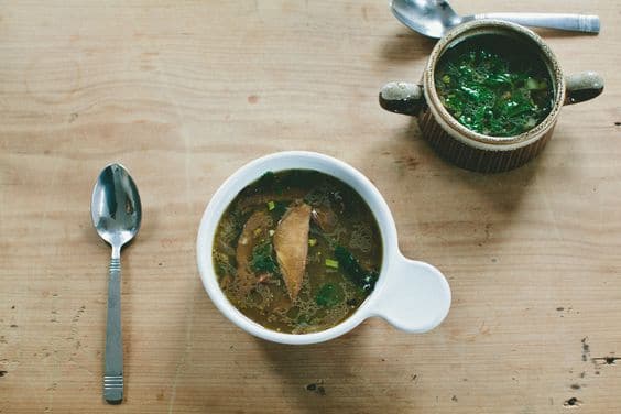 Zdraví prospěšná polévka plná zdravých hub.