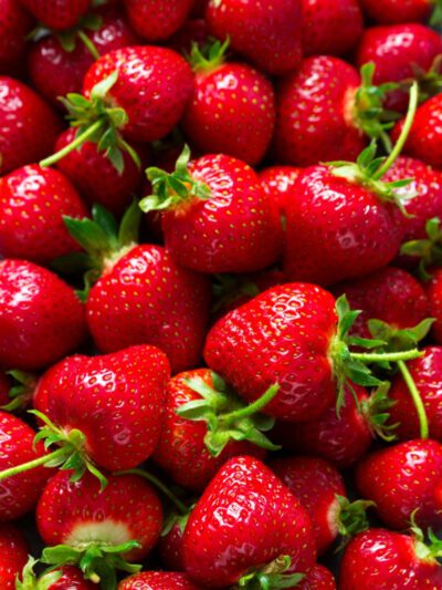 Viele reife frische Erdbeeren.