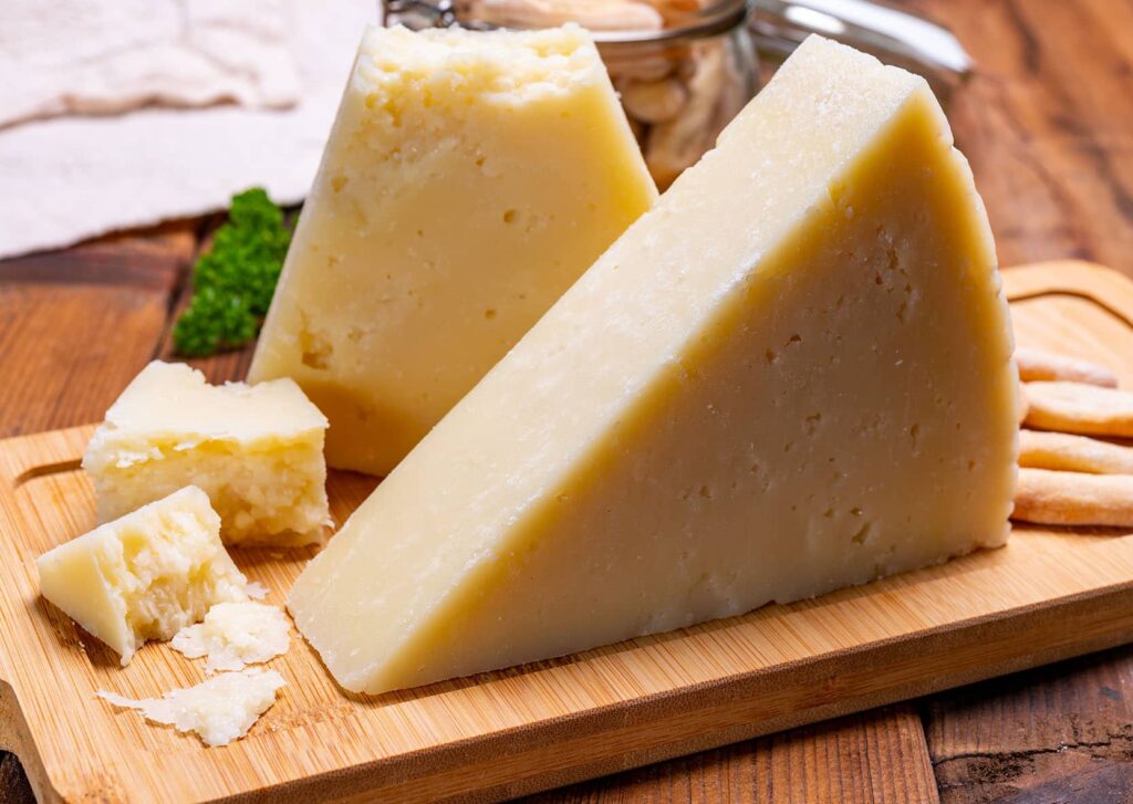 Špalíček lahodného vyzrálého italského sýra.