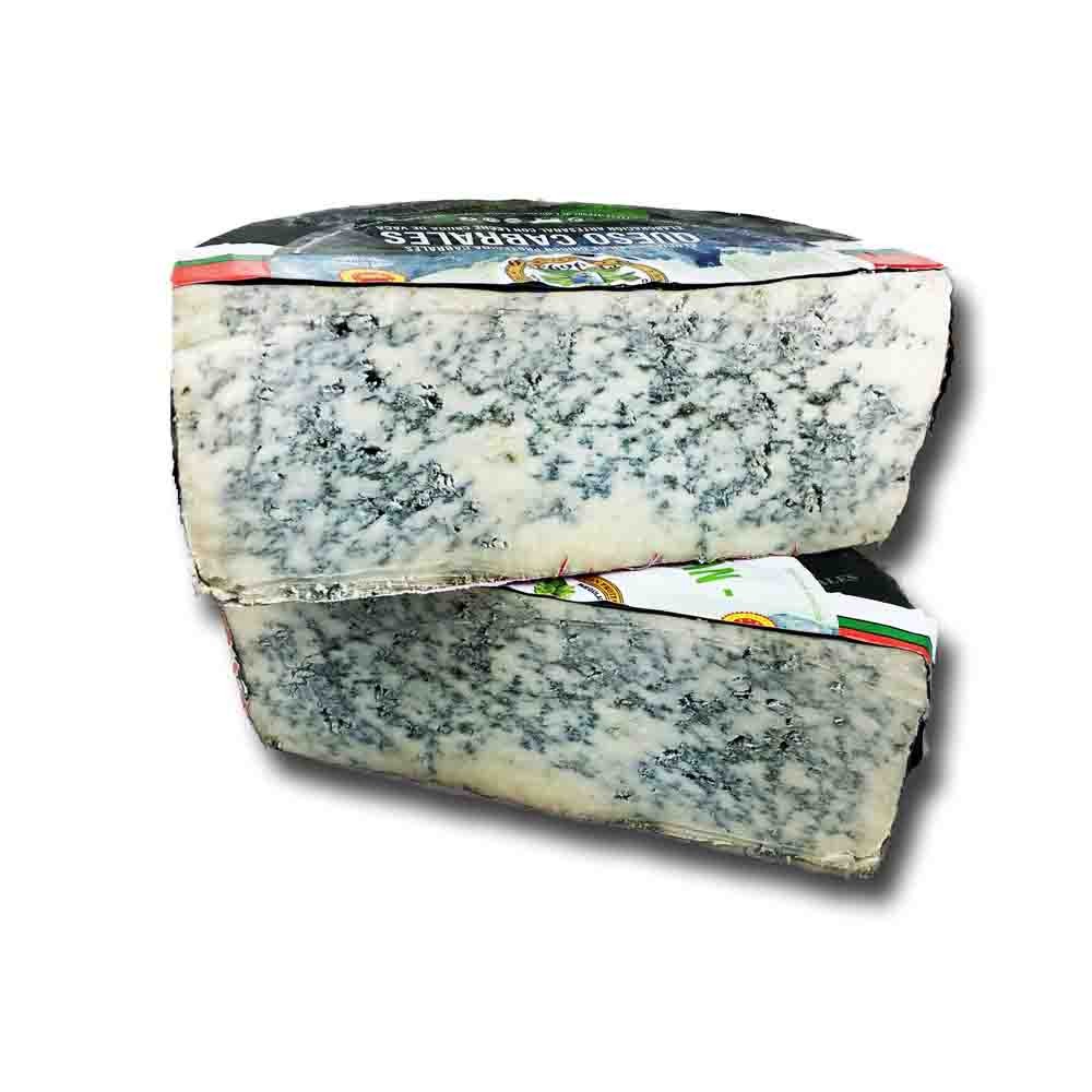 Jedno velké kolo sýra, rozpůlené na dvě části plné plísně.