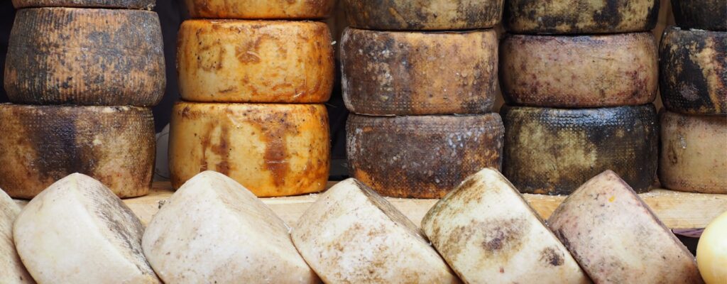 Řada a sloupce jednotlivých druhů tohoto sýra.