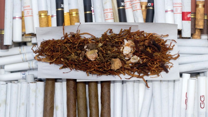 Obsah cigarety připtavené z tabáku a koření, včetně hřebíčku.