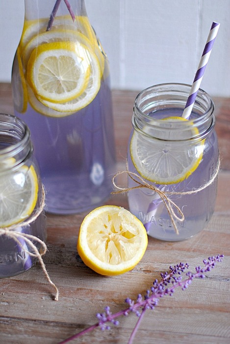 Ein Glas Lavendellimonade.