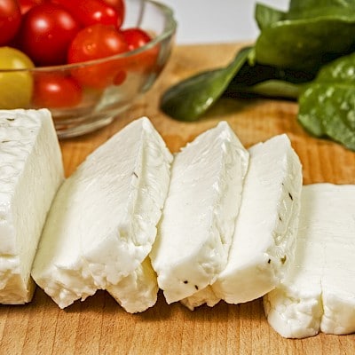 Syrový sýr nakrájený na stejně velké plátky.