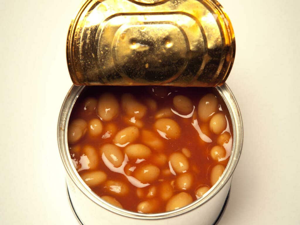 Bílé fazole v rajčatové omáčce v konzervě.