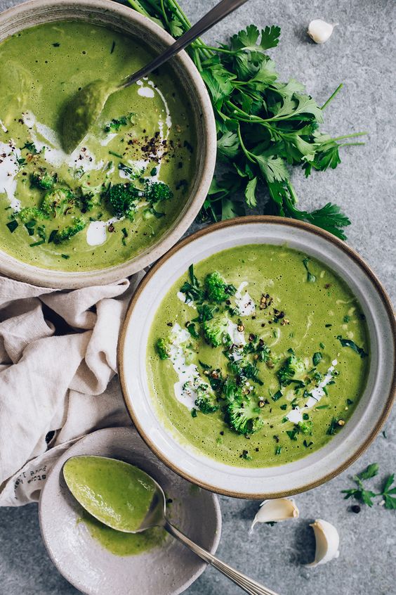 Sytě zelená polévka plná brokolice a smetany.