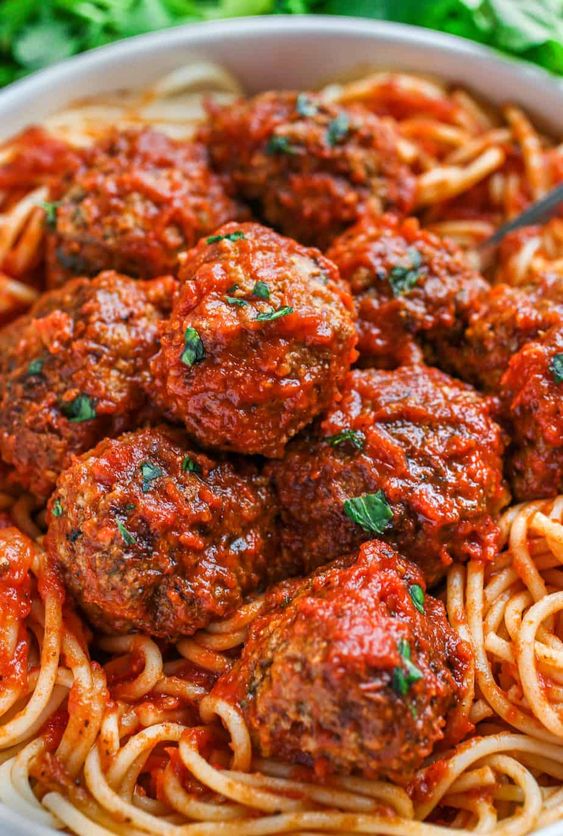 Špagety s rajčatovou omáčkou a koulemi z mletého masa.
