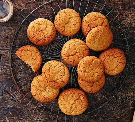 Ginger biscuits served on a griddle.