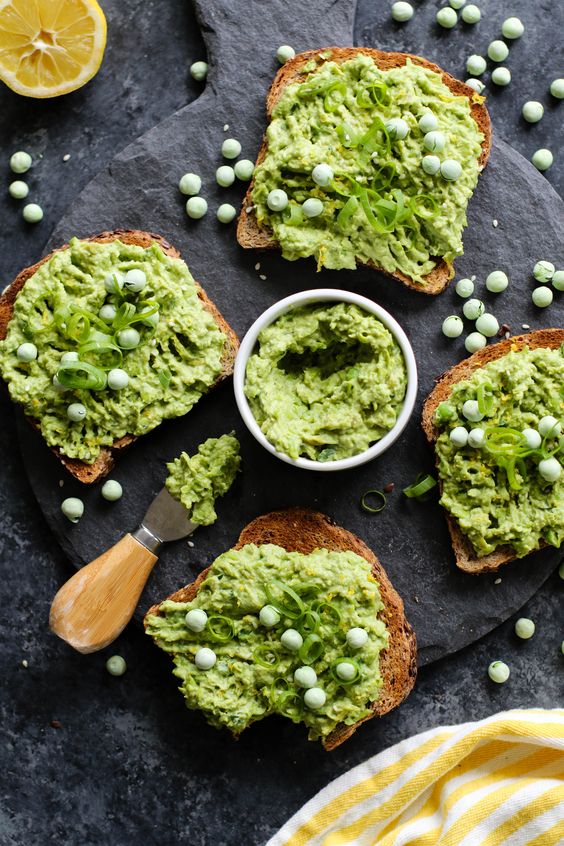 Toasted bread smeared with green pea spread.