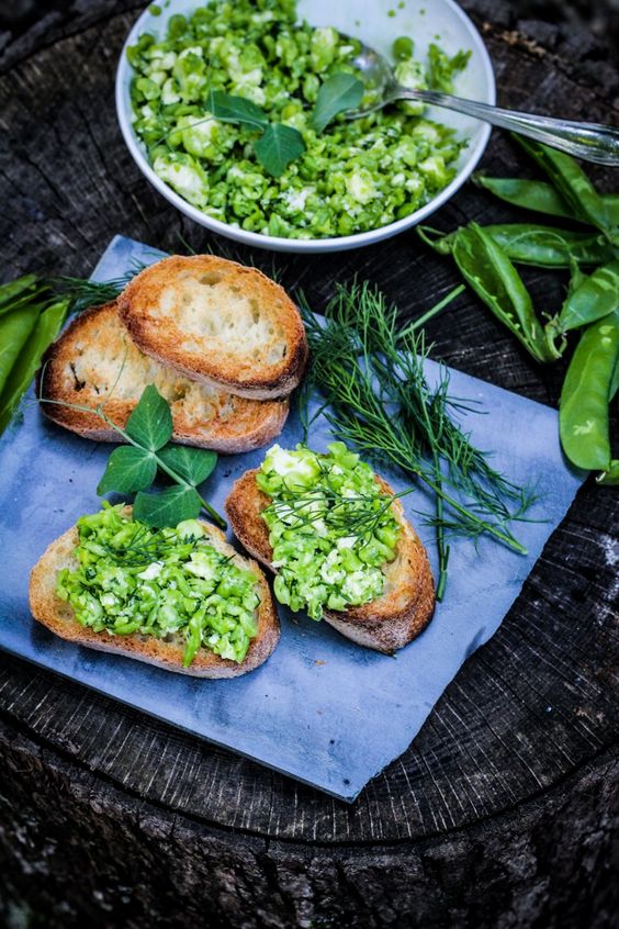 Toasted bread with peas and dill.