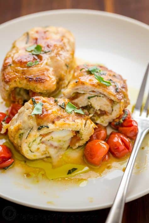 Meat roulade with tomatoes and cheese.