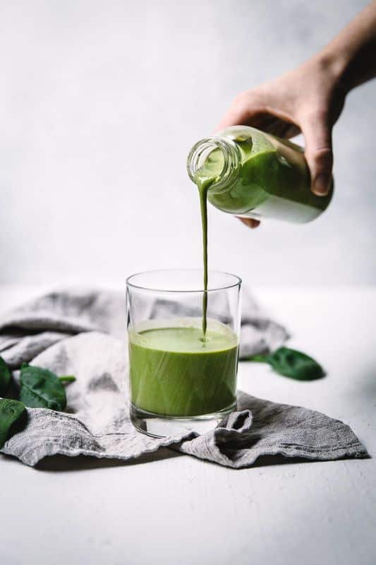 Nalévané zelené smoothie do skleničky.