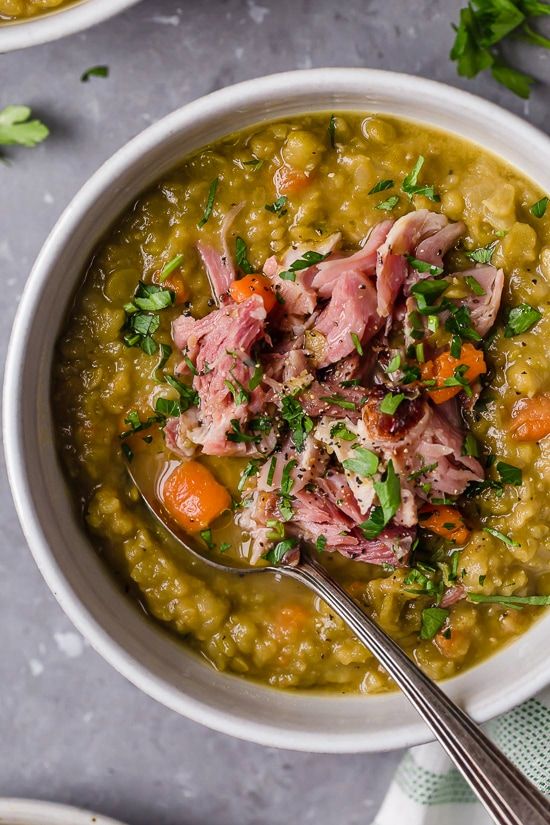 Gelbe Erbsen in einer ausgezeichneten dicken Suppe mit Fleisch.