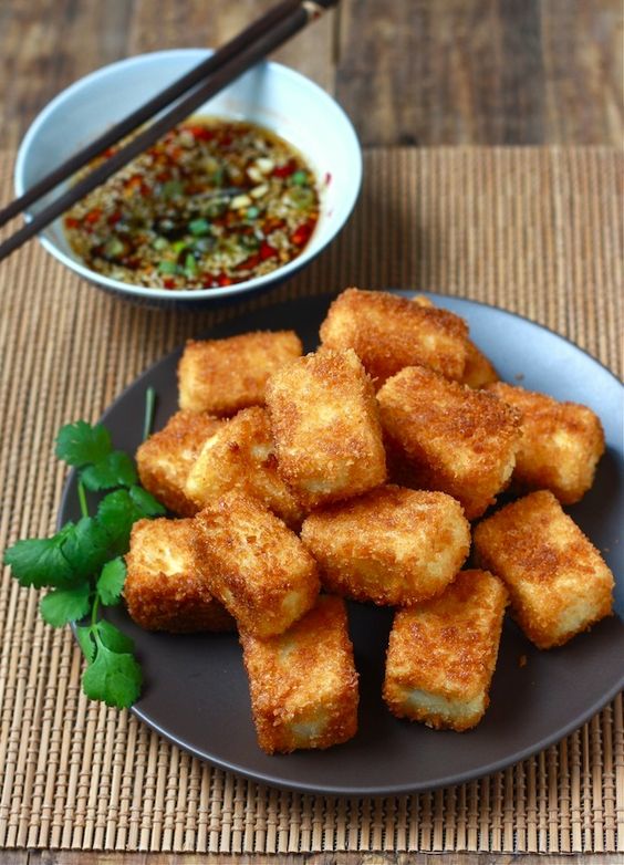 Ein Teller mit gebratenem Tofu mit Dip-Sauce.