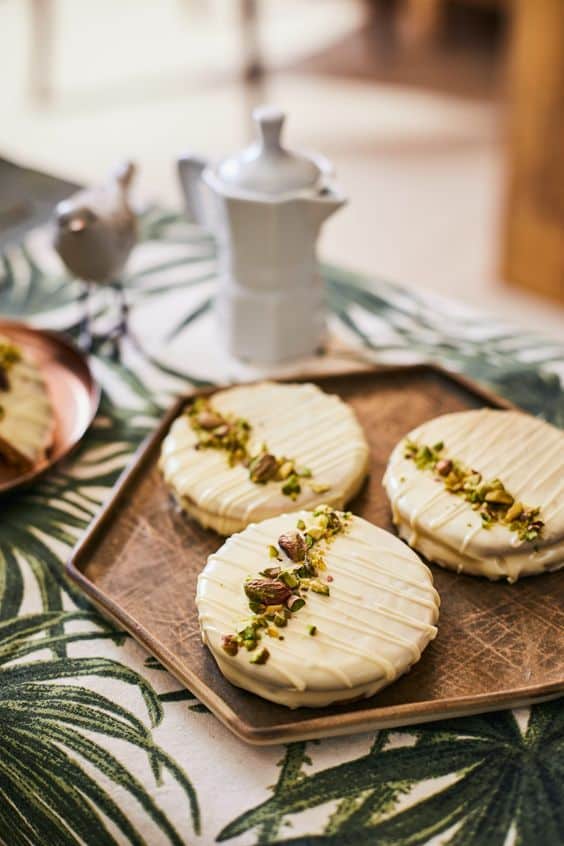 Crisp cakes with white chocolate and pistachios.