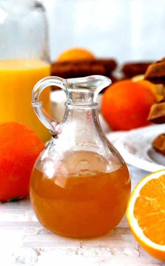 Orangensirup in einer Glasflasche.