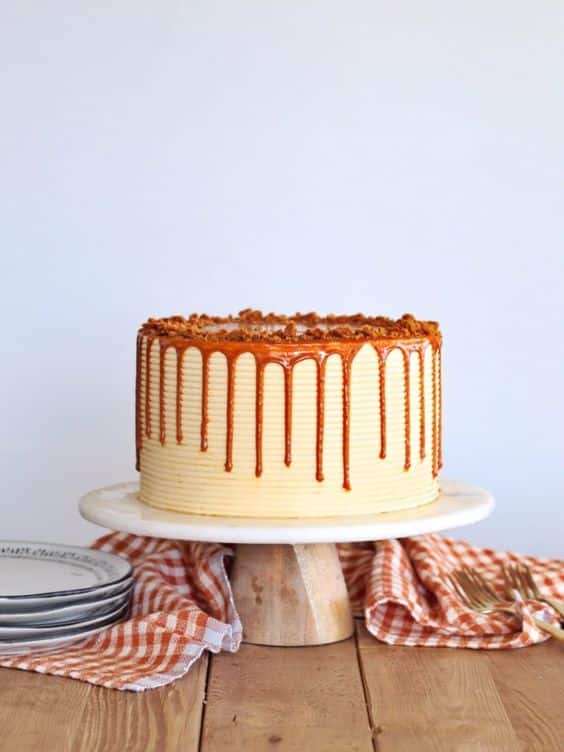 A sweet caramel dip on top of a delicious cake.