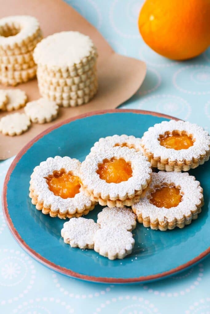 Süßigkeiten gefüllt mit Orangenmarmelade auf einem Teller.