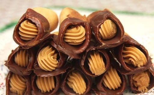 Sladké kornoutky v čokoládě plněné karamelovým krémem.