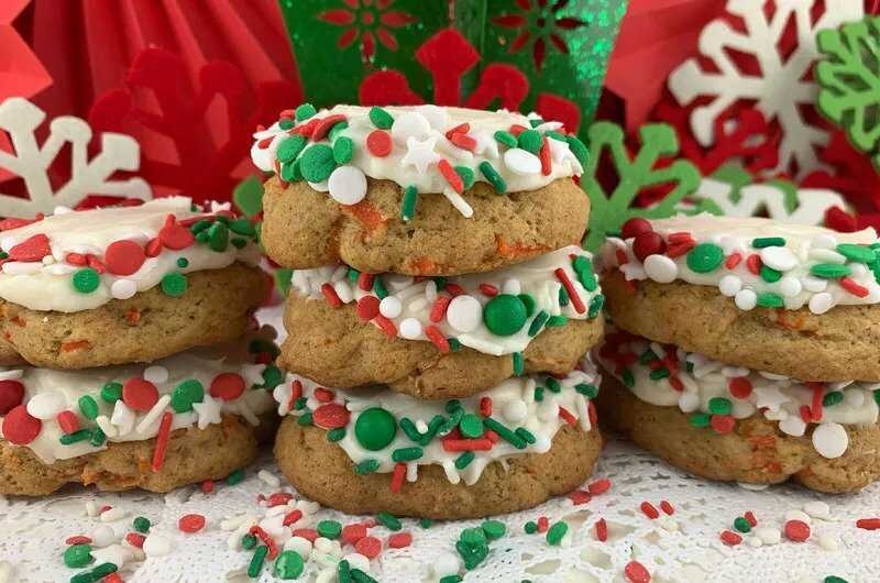 Cookies z mrkve ozdobené polevou a vánočním zdobením.