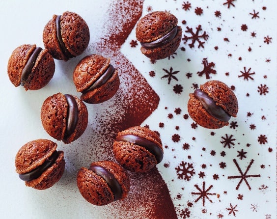 Sladké čokoládové ořechy naplněné pořádnou vrstvou krému.