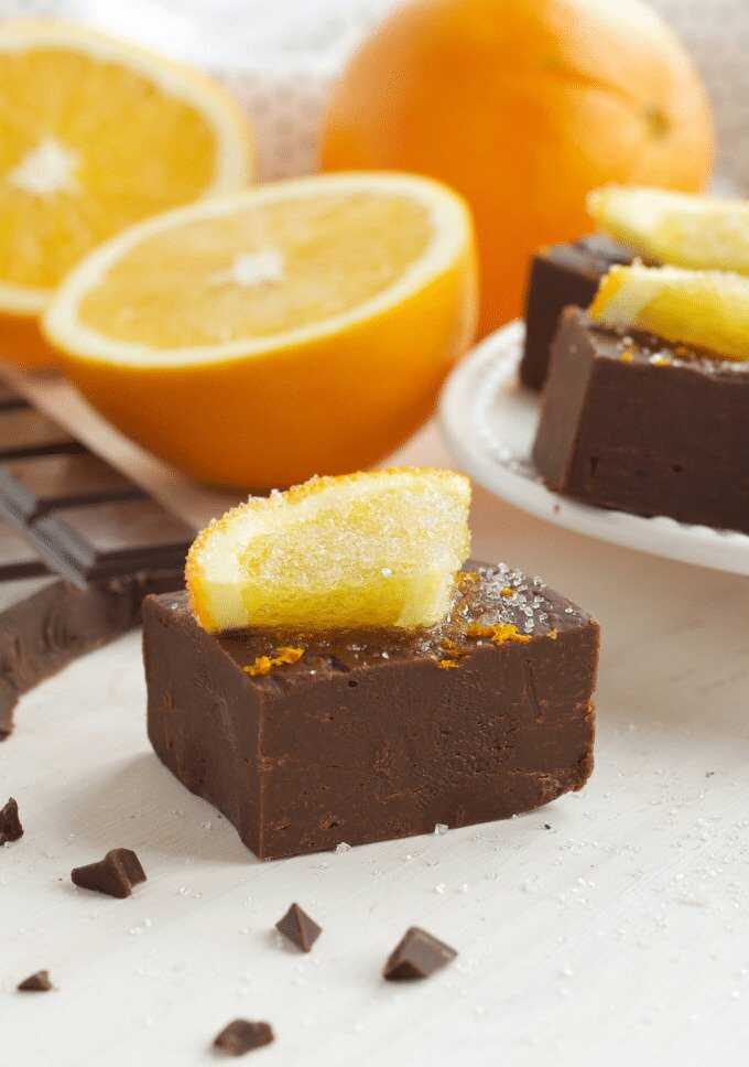 Schokoladenkaramellen dekoriert mit einem Stück Orange.
