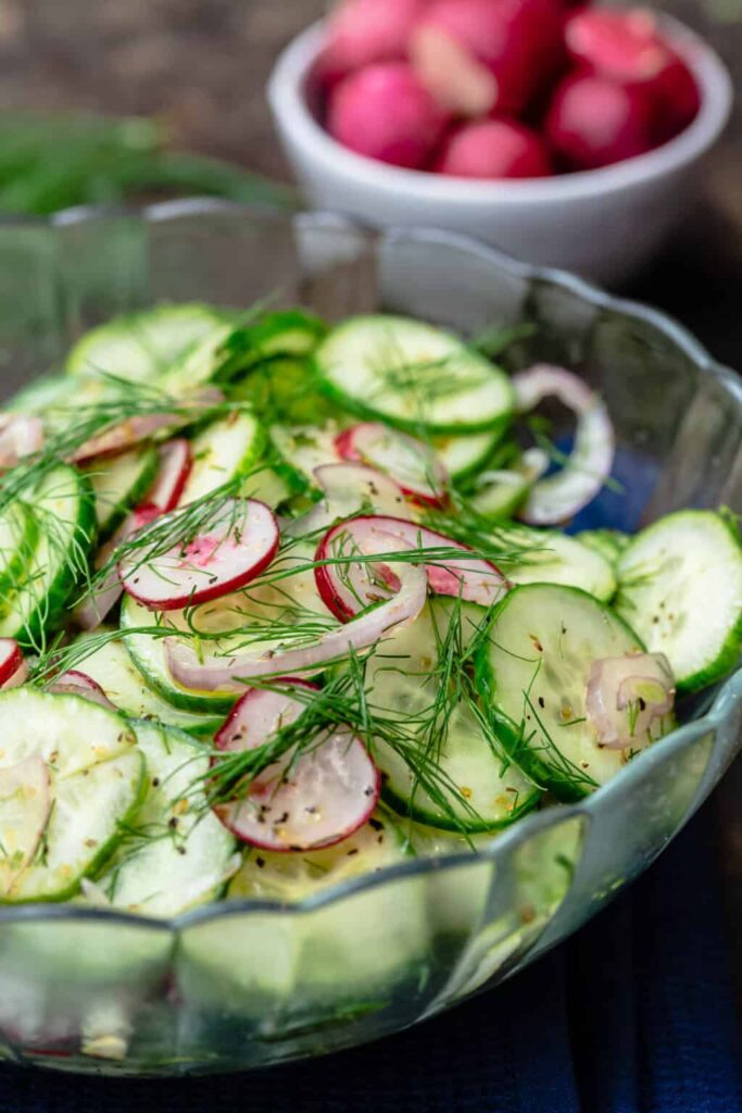 Zeleninový salát v salátové míse, ozdobený koprem.