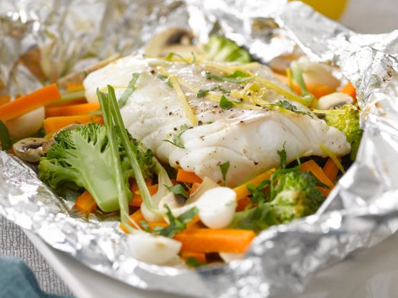 Fish with vegetables in foil.