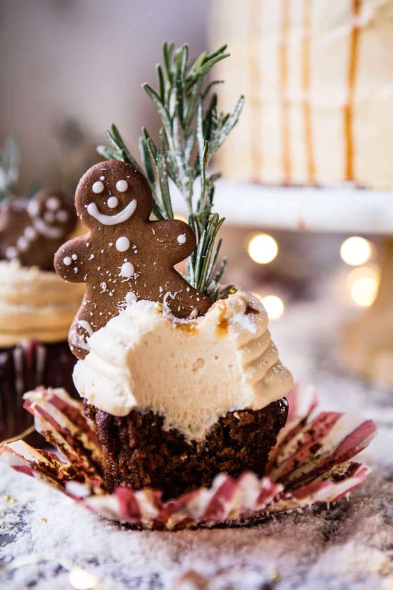 Fluffige Weihnachtscupcakes mit Zuckerguss und Lebkuchen.
