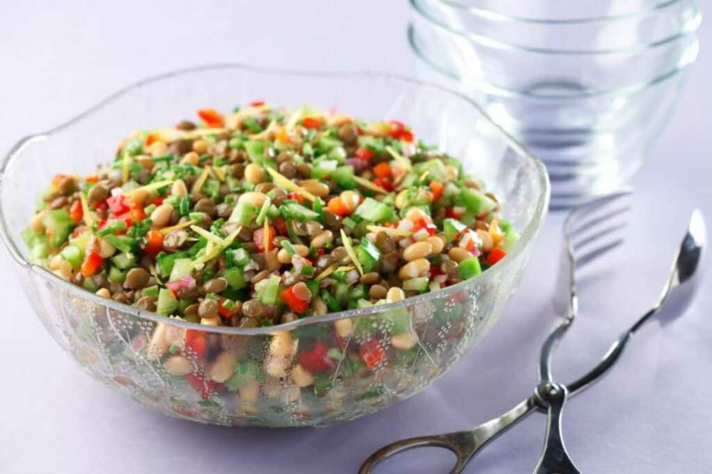 Salat aus Linsen, Sojabohnen und frischem Gemüse in einer Salatschüssel.