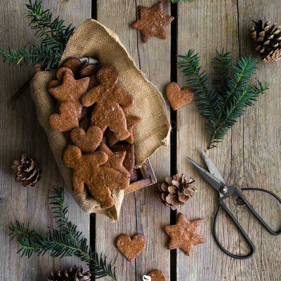 Honey gingerbread cookies served in Christmas style.