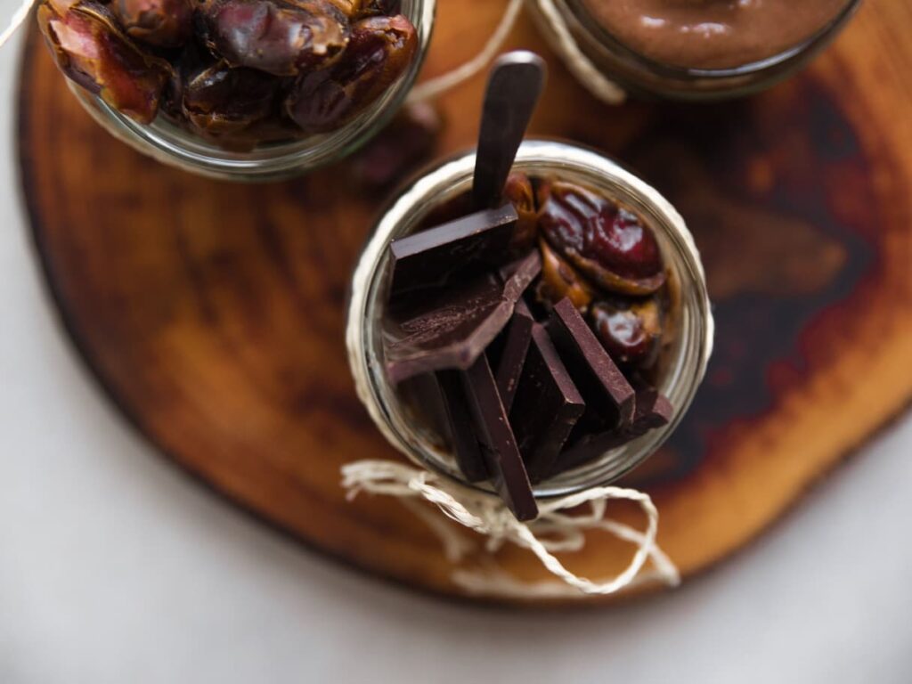 Termíx z čokolády v pohároch, ozdobený nakrájanou čokoládou.