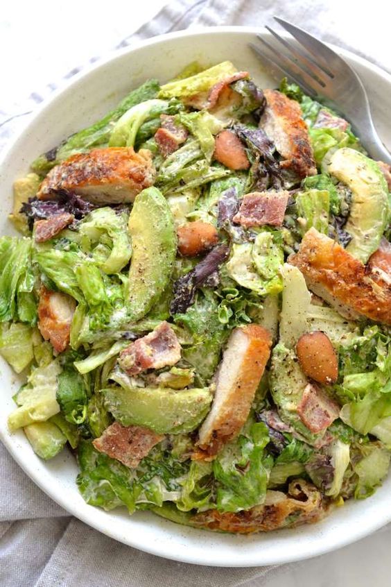 Cremiger Salat mit Dressing und frischer Avocado.