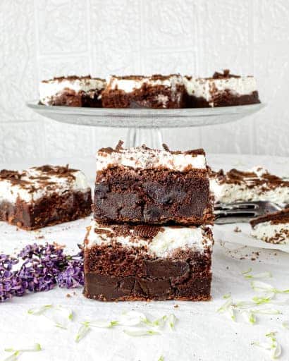 Chocolate slices with pudding and sour cream.
