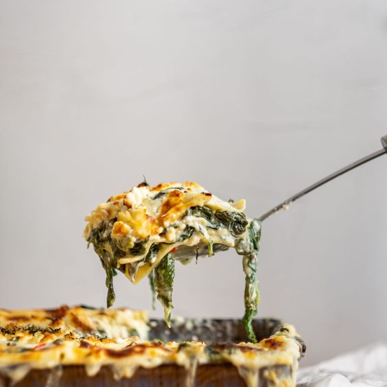 Krásne vyzerajúce lasagne nabrané naberačkou priamo zo zapekacej misy.