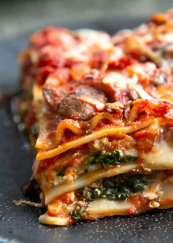 Weiche und köstliche Lasagne gefüllt mit Spinatmischung mit Hackfleisch und Tomatensauce.