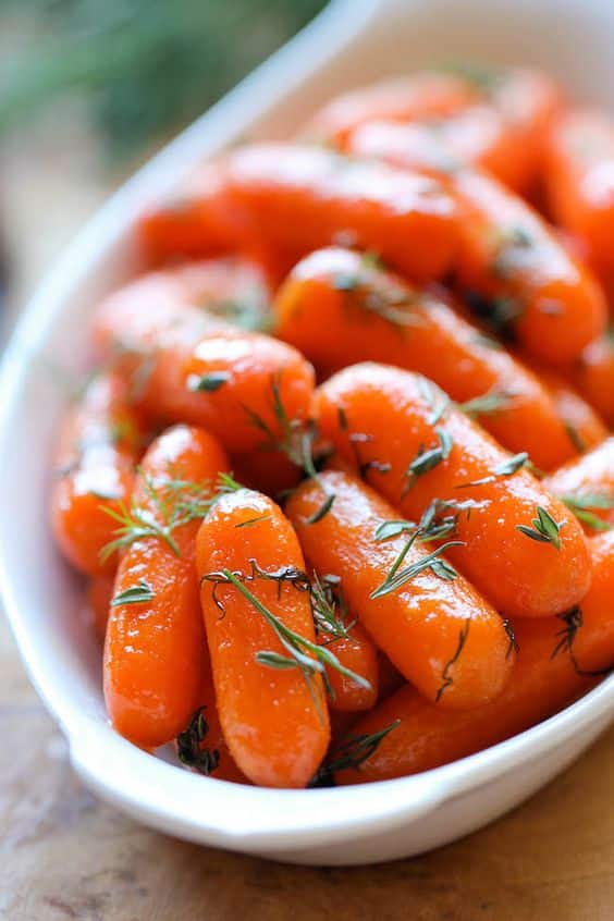 Karotten umhüllt von einer süßen Estragonglasur.