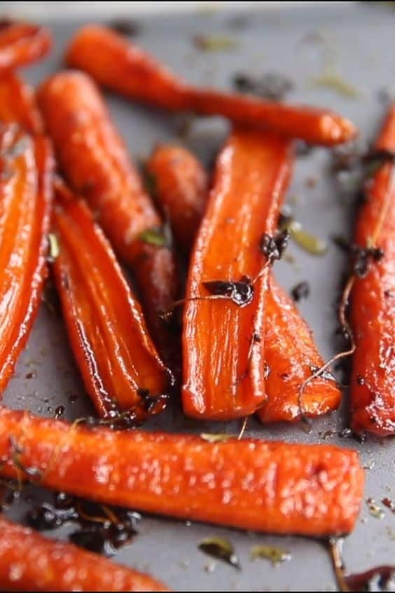 Eine Auflaufform voller süßer gerösteter Karotten, die mit Honigglasur überzogen sind.