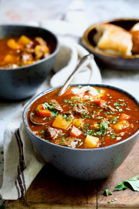 Eine Schüssel voll köstlicher Suppe mit Kartoffeln, Fleisch und Speck.