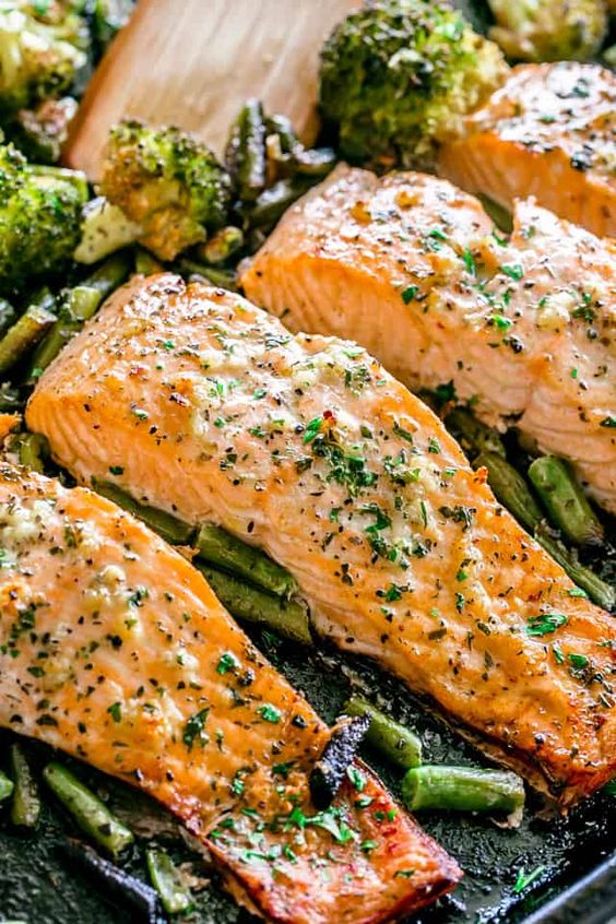 Tender pieces of salmon with vegetables, garlic and butter.