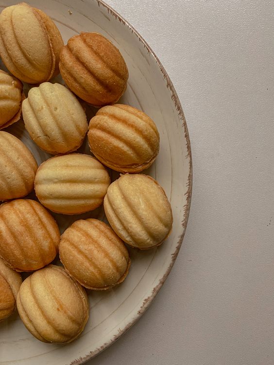 Krásné symetrické cukroví ořechy naplněné krémem z ořechů.