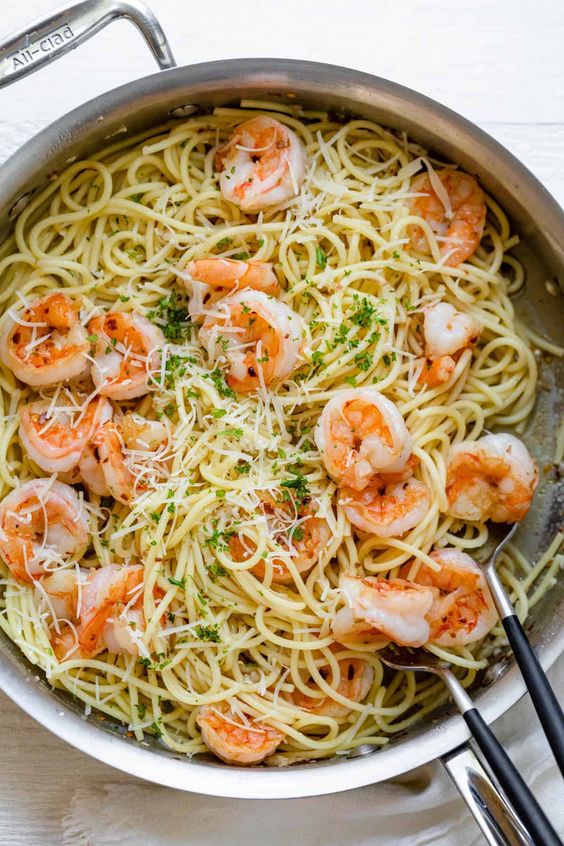 Tenké špagety s opečenými čerstvými krevetami ochucené voňavým česnekem.