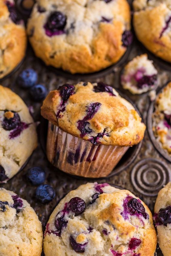 Vypečené sladké muffiny plné modrých borůvek.