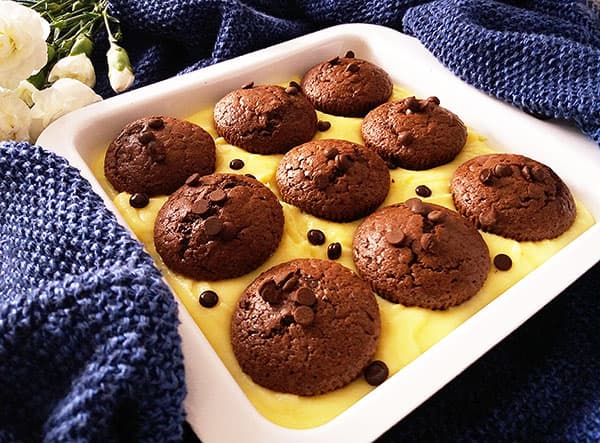 Muffiny s čokoládou ve vanilkovém pudinku.