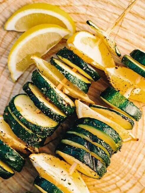 Zucchini-Spieße vom Grill mit Zitrone.