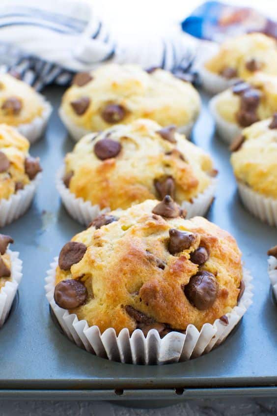 Nadýchané muffiny s kousky čokolády upečené v košíčku.